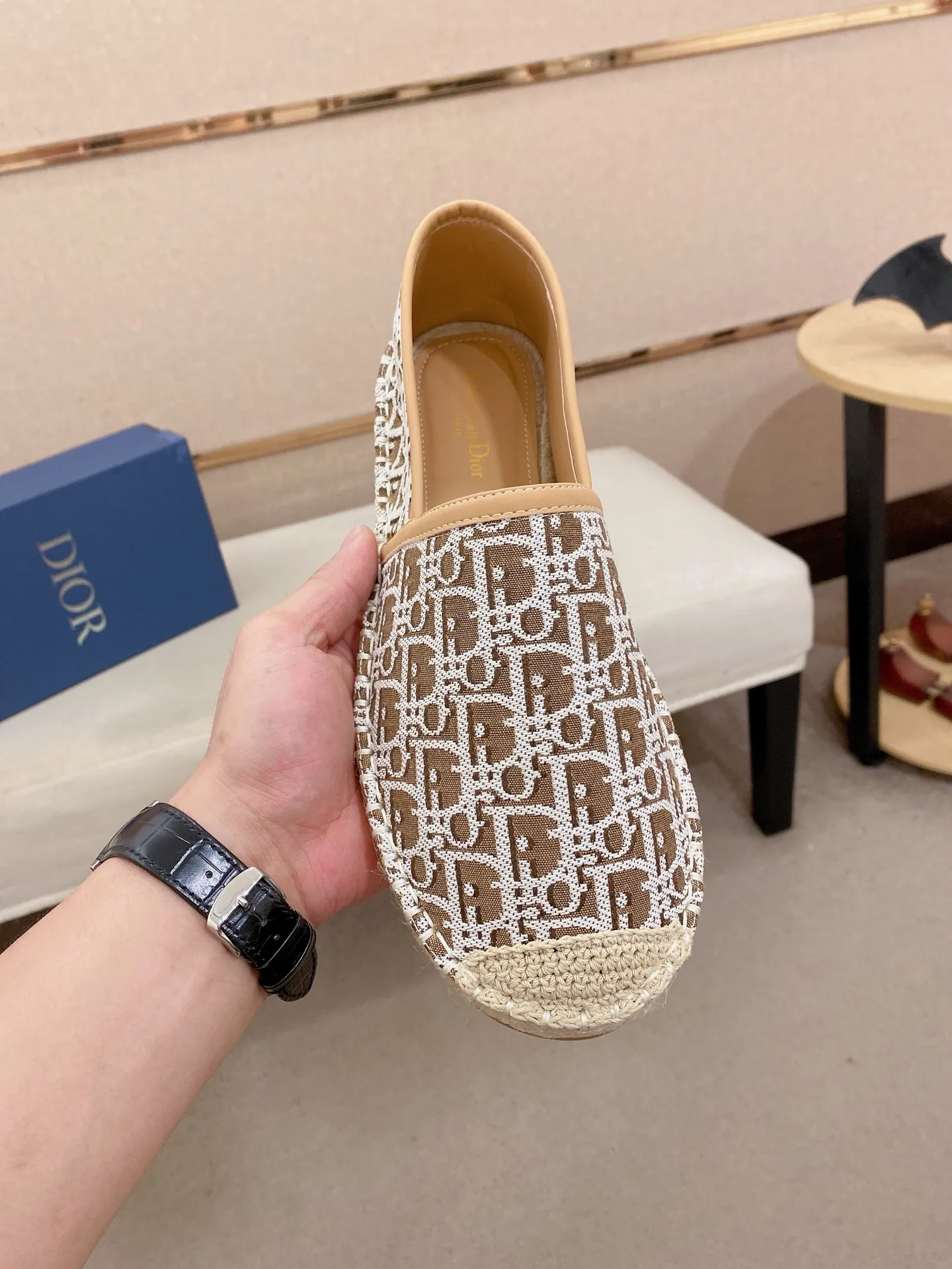 Factory price: 400💰High quality [Dior·Dior] 💫Men's latest slip-on Loaf casual shoes ✔️The original version is available at the counter simultaneously. 1:1 replica🏍️Fabrics: Italian imported fabrics, pure hand-drawn threads, raw rubber breathable and non-slip outsole, lining breathable and comfortable lambskin, 100% comfortable density, original rubber outsole wear-resistant ✔️Code number: 38-44, you deserve it, (Note: 37, 45, 46 can be customized, non-refundable and non-exchangeable)